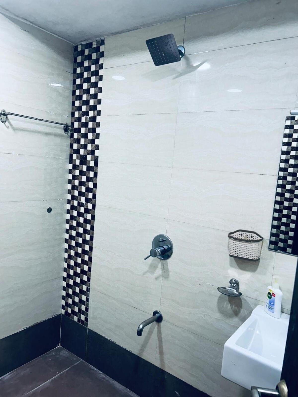 2bhk With Pvt Decks Near Sea * Bombaj